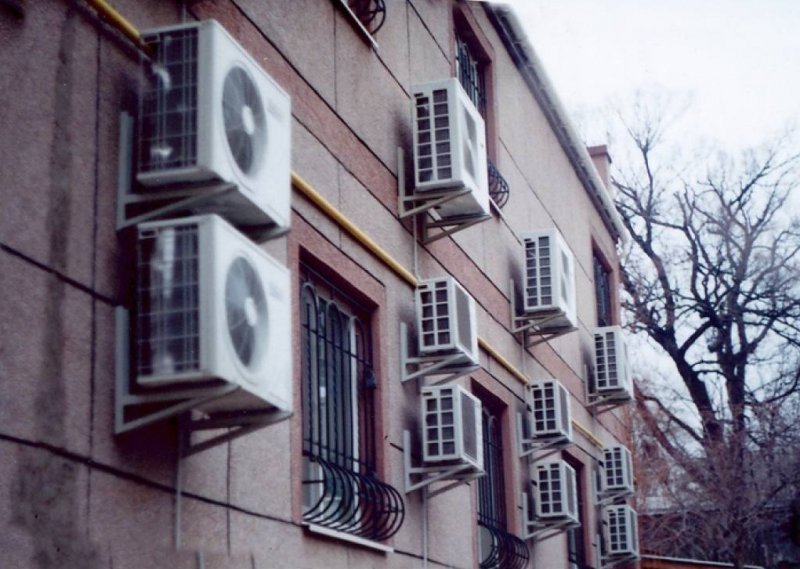 Новосибирцам предписали убрать кондиционеры с фасадов домов